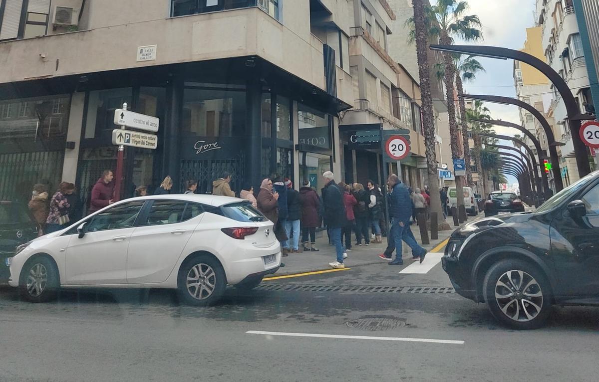 La cola daba la vuelta a la esquina de la calle Azorín con Ramón Gallud pero se ha reducido rápidamente cuando se ha abierto la oficina