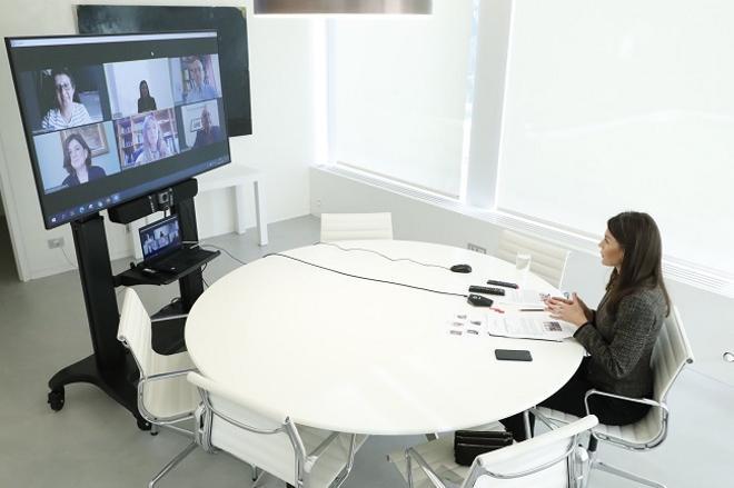 El look de la reina Letizia Ortiz con una chaqueta de tweed con cremallera para una videoconferencia