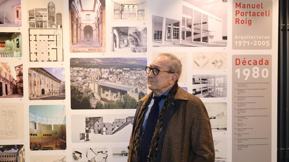 Manuel Portaceli posa junto a uno de los murales de la exposición en el CTAV.