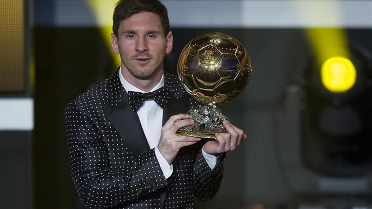 Messi posa con el Balón de Oro del 2012 en la gala de Zúrich.