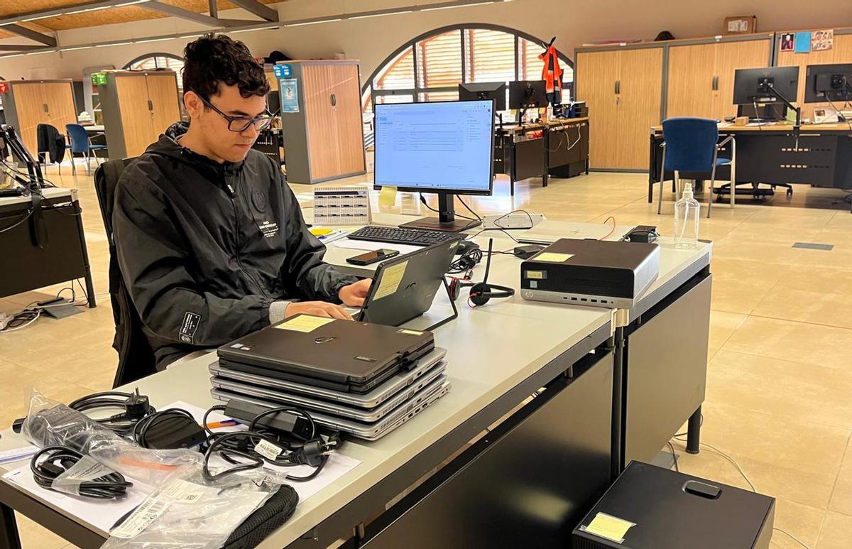 Uno de los alumnos de sistemas informáticos en la sede central de la empresa mixta Aigües d’Elx. | INFORMACIÓN