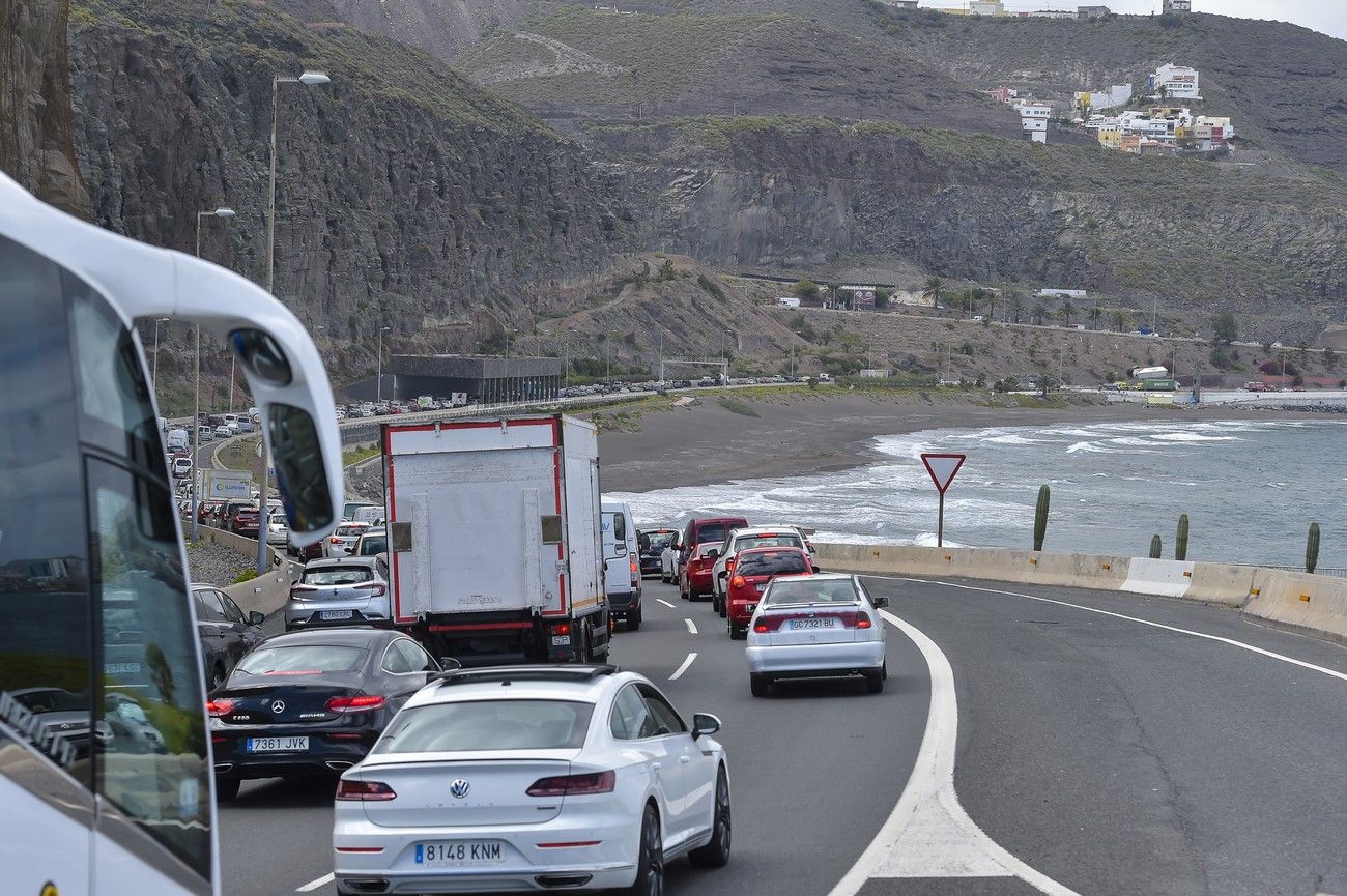 Accidente de un camión en una ladera cerca de La Laja