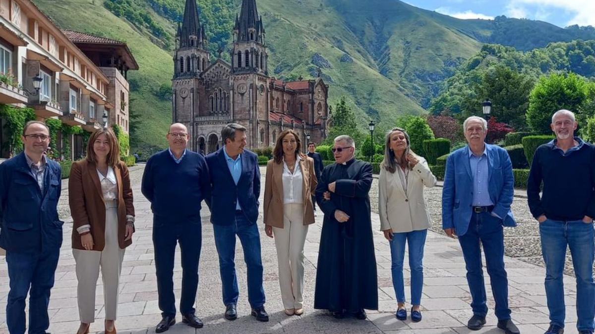 Miembros del colectivo Escritores con la Historia, con el abad y responsables municipales, ayer, en Covadonga. | M. V.