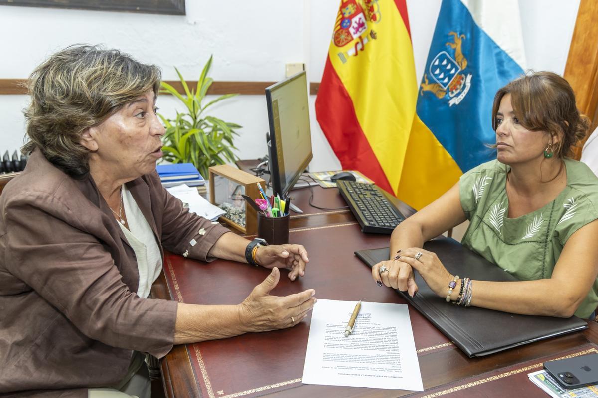 Rita Hernández (i) y Olivia Duque, en el Ayuntamiento de Teguise.