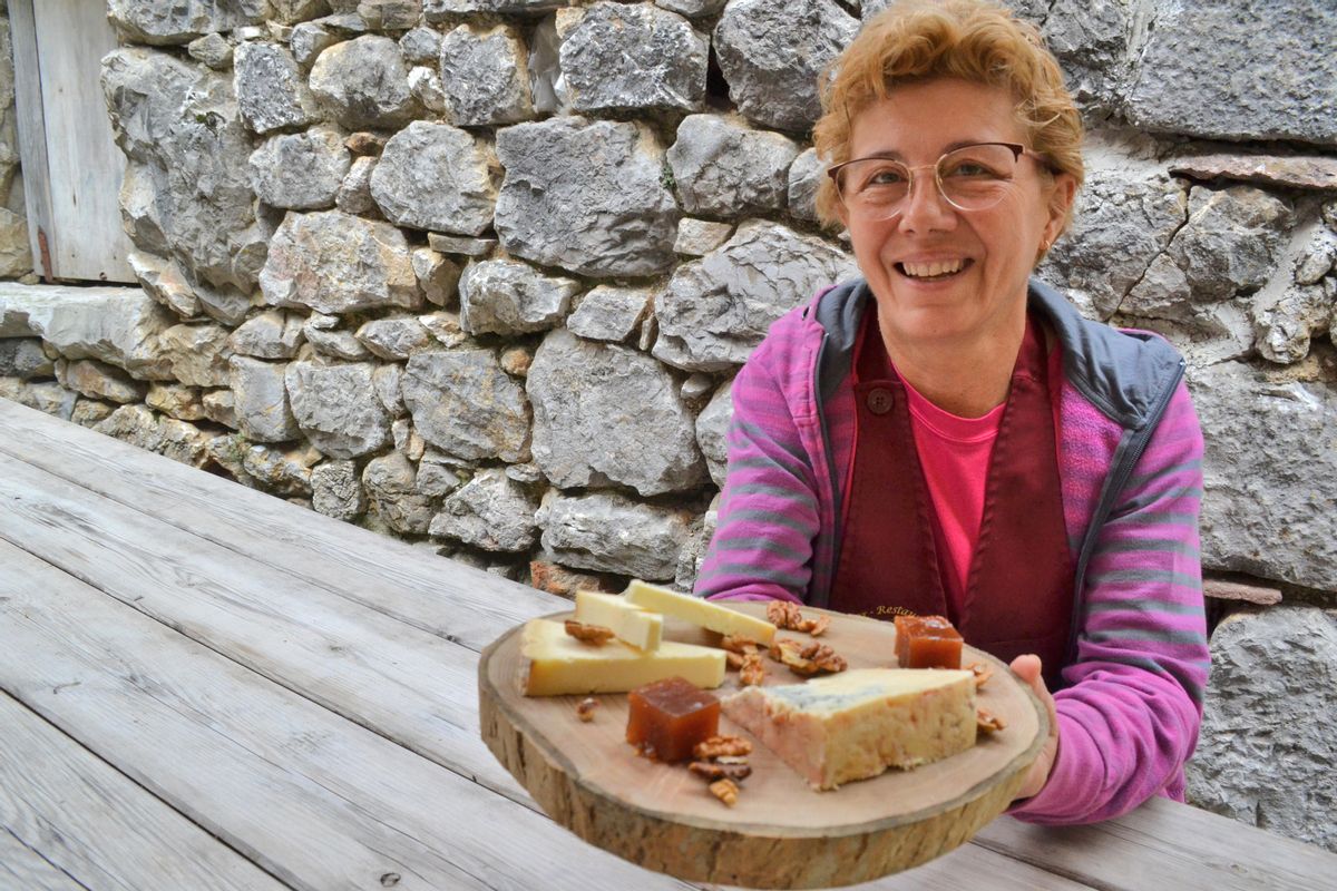 Mercedes Mier ofrece dos de los grandes quesos del concejo, unas tajadinas de cabrales y gamonéu, con dulce de membrillo.