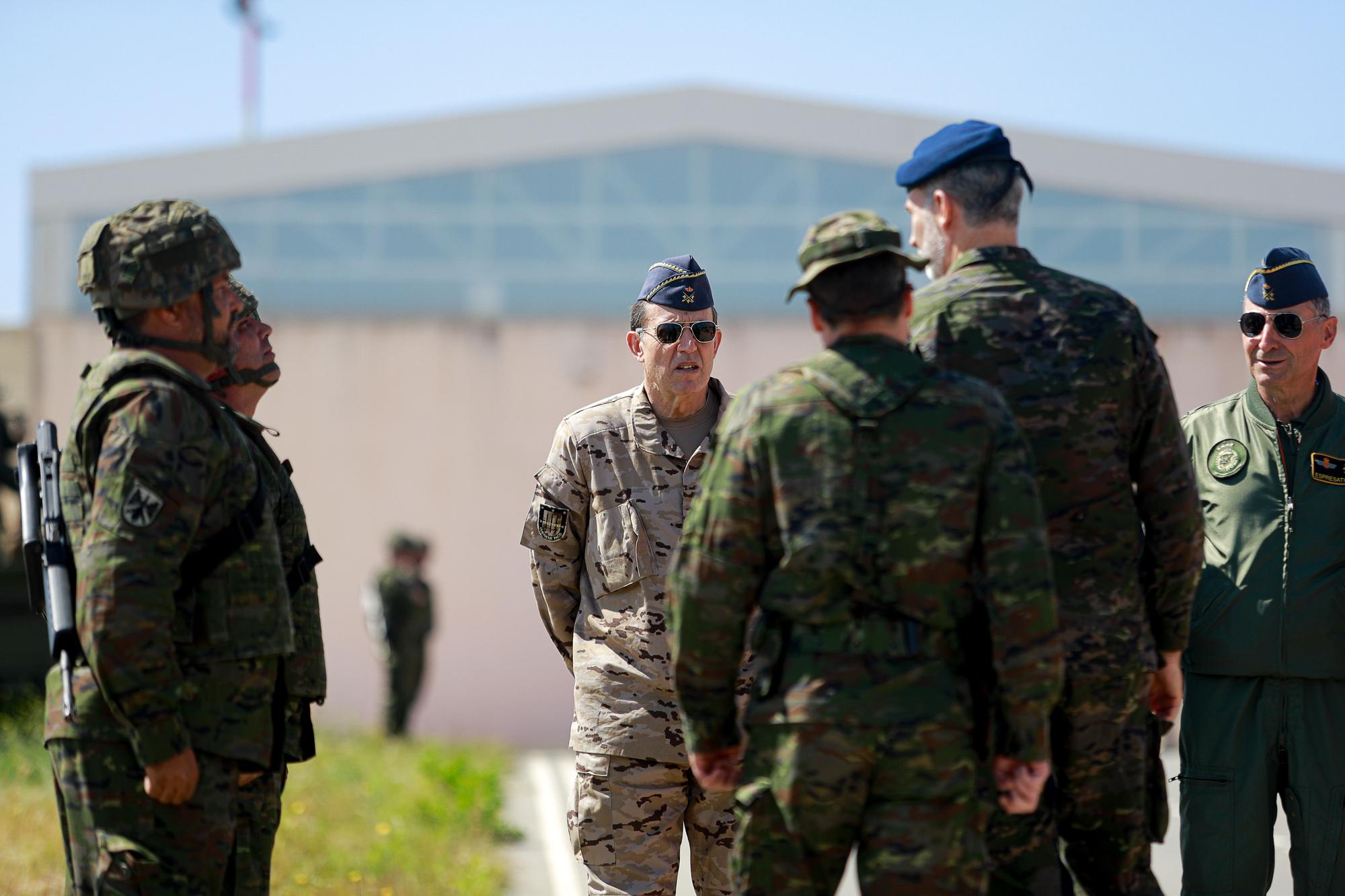 Mira aquí todas las fotos de la visita del Rey Felipe VI a las maniobras militares de Ibiza