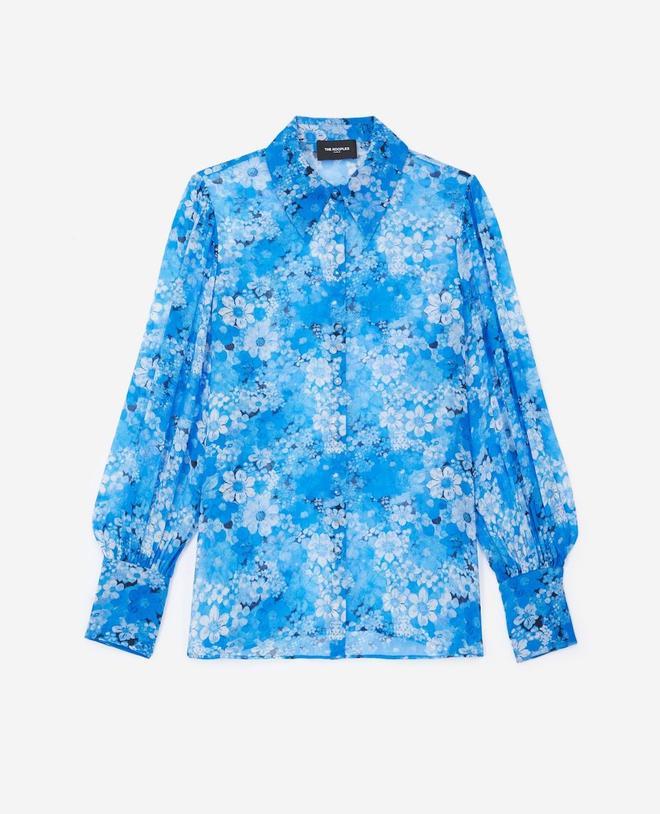 Camisa azul de manga larga con motivos florales, de The Kooples (160 euros)