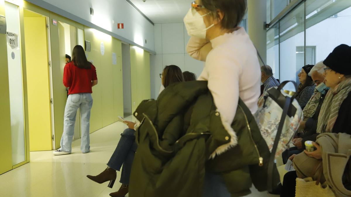 La Consejería de Salud recomienda el uso de mascarillas en centros de salud ante la incidencia de gripe.