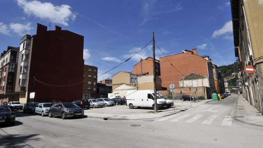 La parcela ubicada en Sama en la que se proyectó construir el Palacio de Justicia.