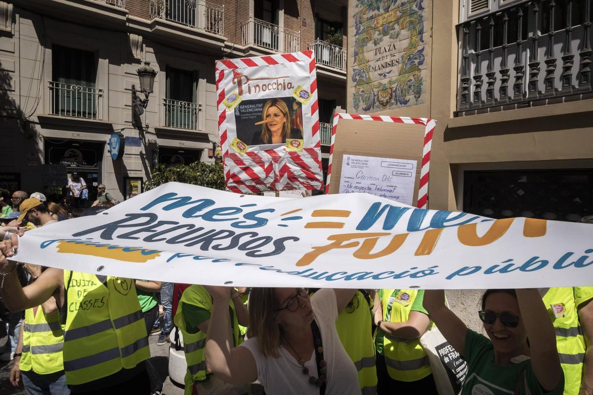Concentración de docentes ante el Palau de la Generalitat