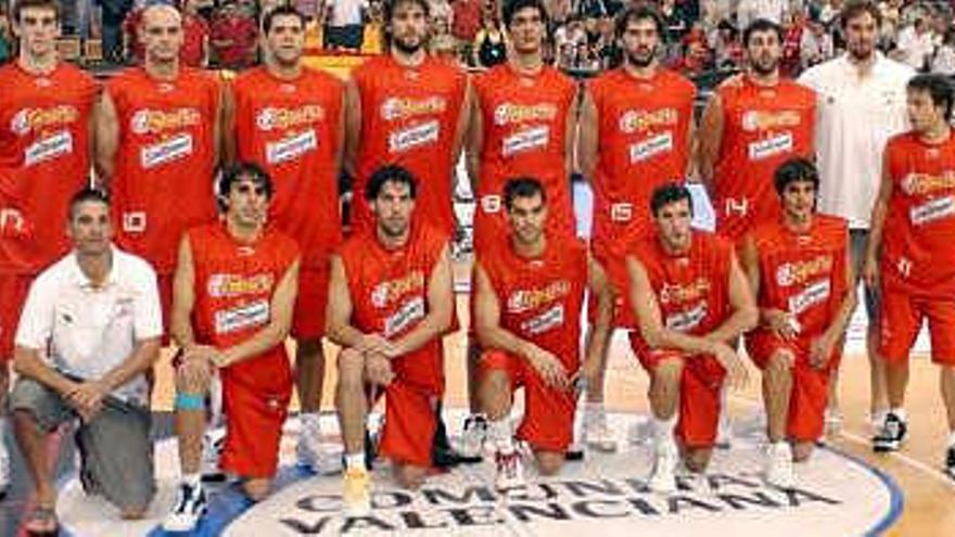 Los jugadores de la selección española de baloncesto posan momentos antes del partido amistoso contra Portugal, que disputaron anoche con motivo de los Juegos Olímpicos de Pekín. Hoy se ha conocido el equipo oficial para las olimpiadas