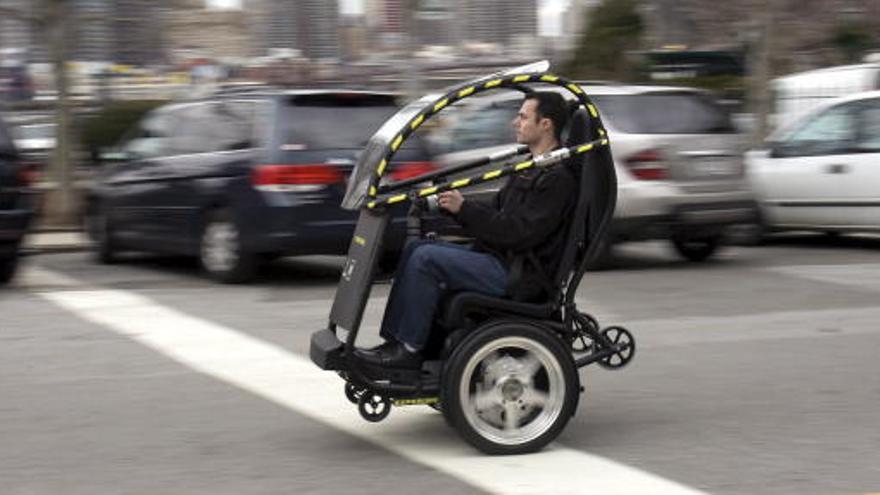 Fotografía suministrada hoy, 7 de abril de 2009, que muestra un diseño inicial del prototipo de un proyecto P.U.M.A. (Personal Urban Mobility and Accessibility) de General Motors (GM), durante una prueba de conducción en Brooklyn, Nueva York (EEUU), el 5 de abril de 2009. GM y Segway desarrollan un prototipo eléctrico de dos puestos con solo dos ruedas, el cual permitiría a las personas desplazarse en las ciudades más rapidamente, en seguridad sin ruido y limpiamente a un bajo costo.