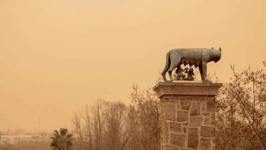 Monumento de la Loba Capitolina, en Mérida, bajo la calima.