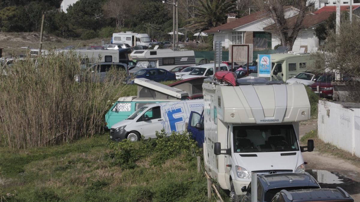 Autocaravanas aparcadas este año en la zona de Nerga.