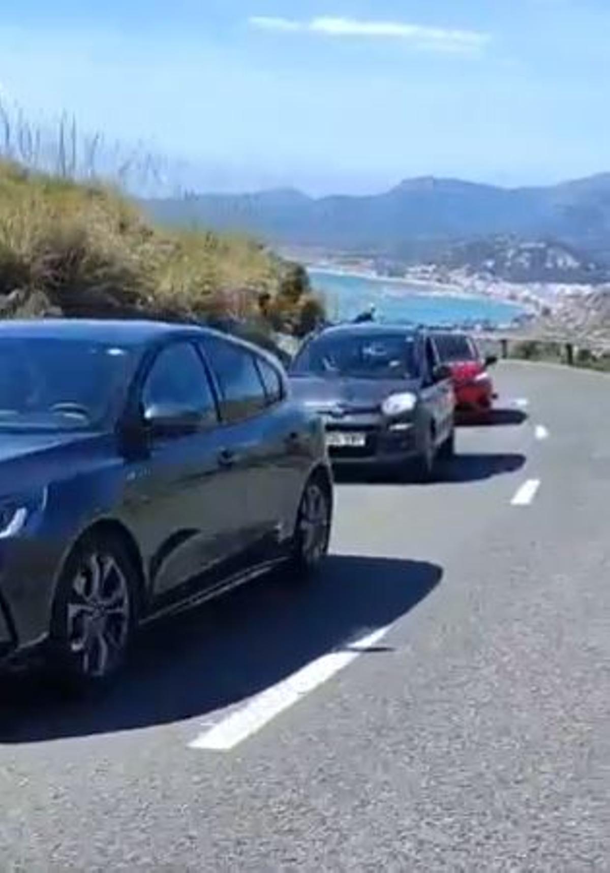Retenciones en la carretera del mirador de la Creueta.
