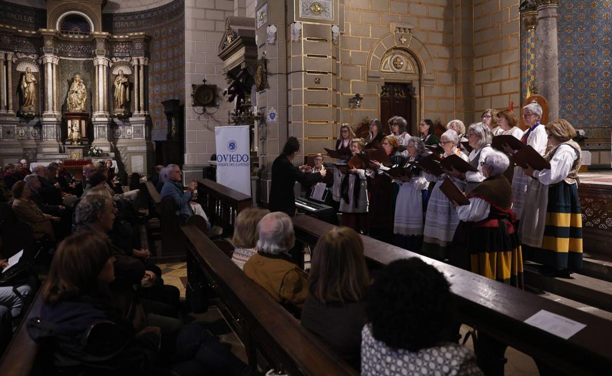 La música sacra y religiosa retumba en San Juan el Real | LUISMA MURIAS
