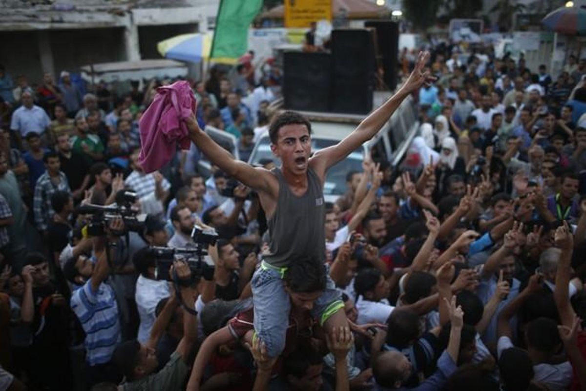 Un joven palestino con los brazos en alto