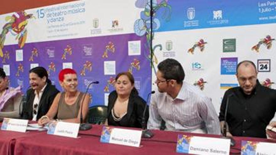 Los artistas que representan la ópera &#039;Capricho lírico&#039;, durante la rueda de prensa celebrada ayer. i GUERRA