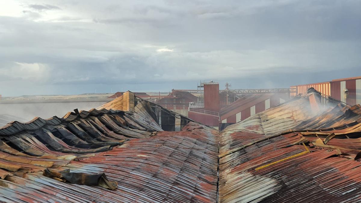 Naves de Cobadu afectadas por el incendio