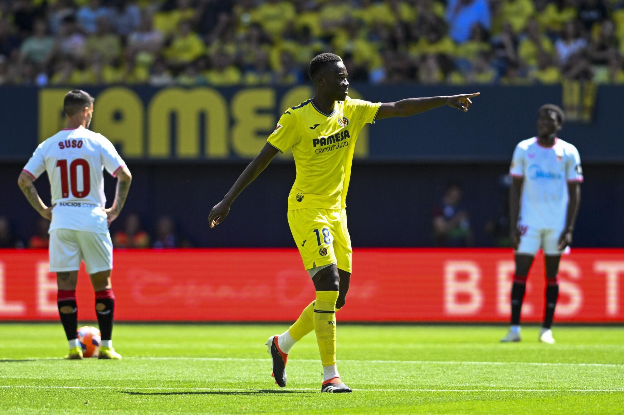 VILLARREAL (CASTELLÓN), 25/05/2025.- El centrocampista del Villarreal Pape Gueye (c) celebra tras anotar el segundo gol del equipo este domingo, durante el partido de la jornada 38 de LaLiga EA Sports, que Villarreal y Sevilla disputan en el Estadio de la Cerámica. EFE/ Andreu Esteban