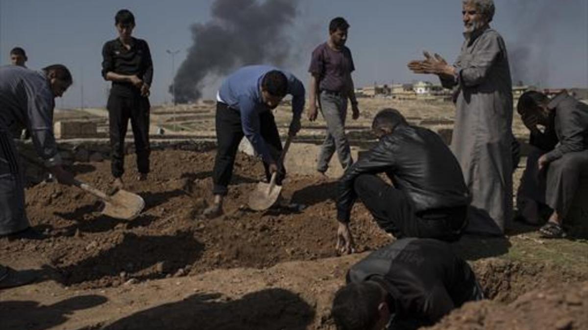 Unos civiles entierran cadáveres en el lado occidental de Mosul, ayer.