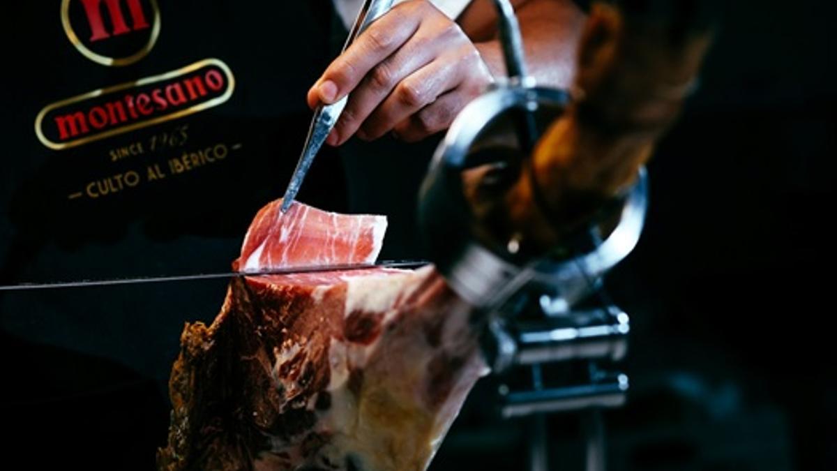 “Pide tu cita con el maestro jamonero” permite, con el asesoramiento de un experto jamonero en directo, seleccionar tu jamón u otros ibéricos.