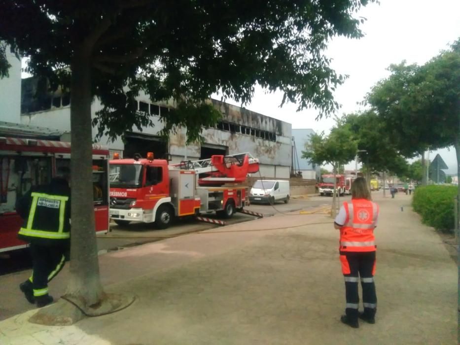 Incendio en una nave industrial de sa Pobla