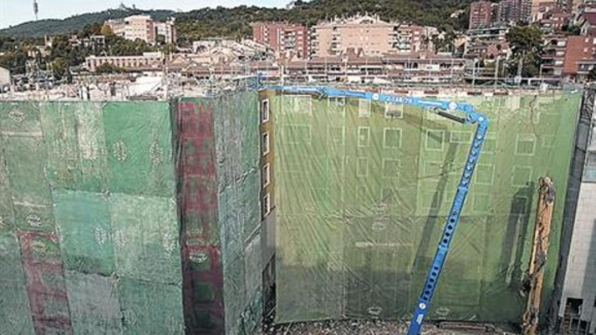 La máquina con un brazo de 25 metros desmonta la Clínica Quirón.