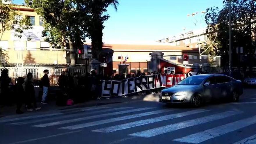 Los alumnos del IES Mariano Baquero se manifiestan en favor del soterramiento