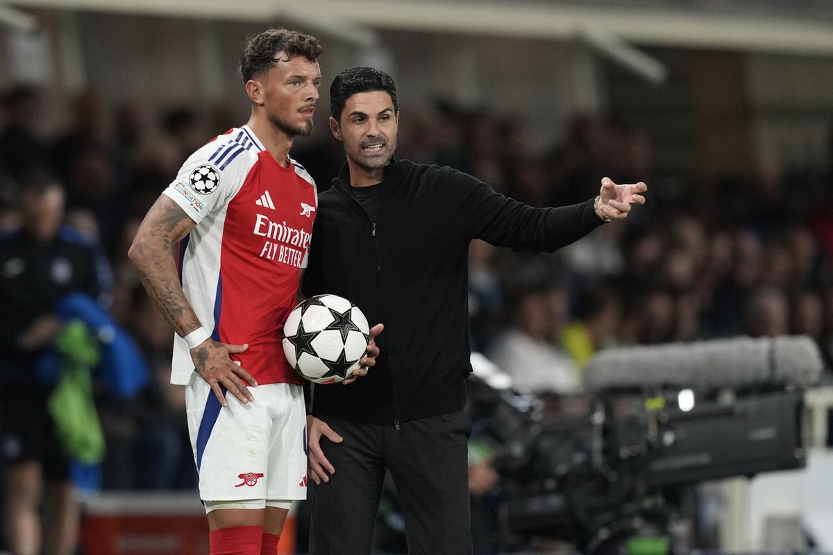 Mikel Arteta comenta una jugada con Ben White durante un partido de Champions contra el Atalanta en Bérgamo