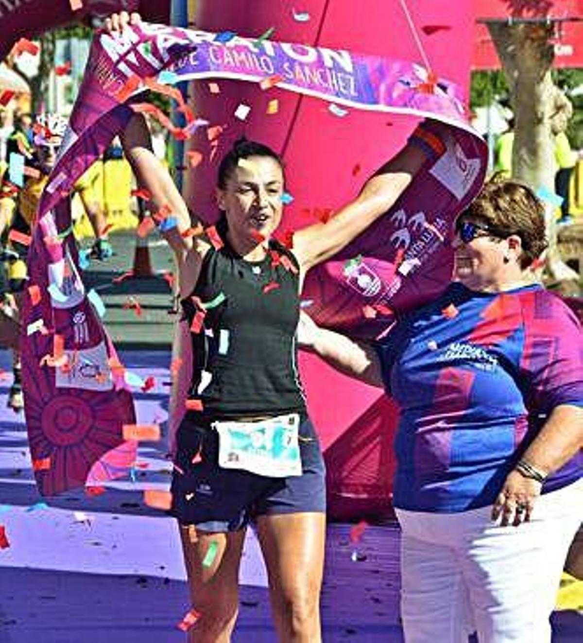 Davinia Déniz, en el momento de cruzar la meta como ganadora.