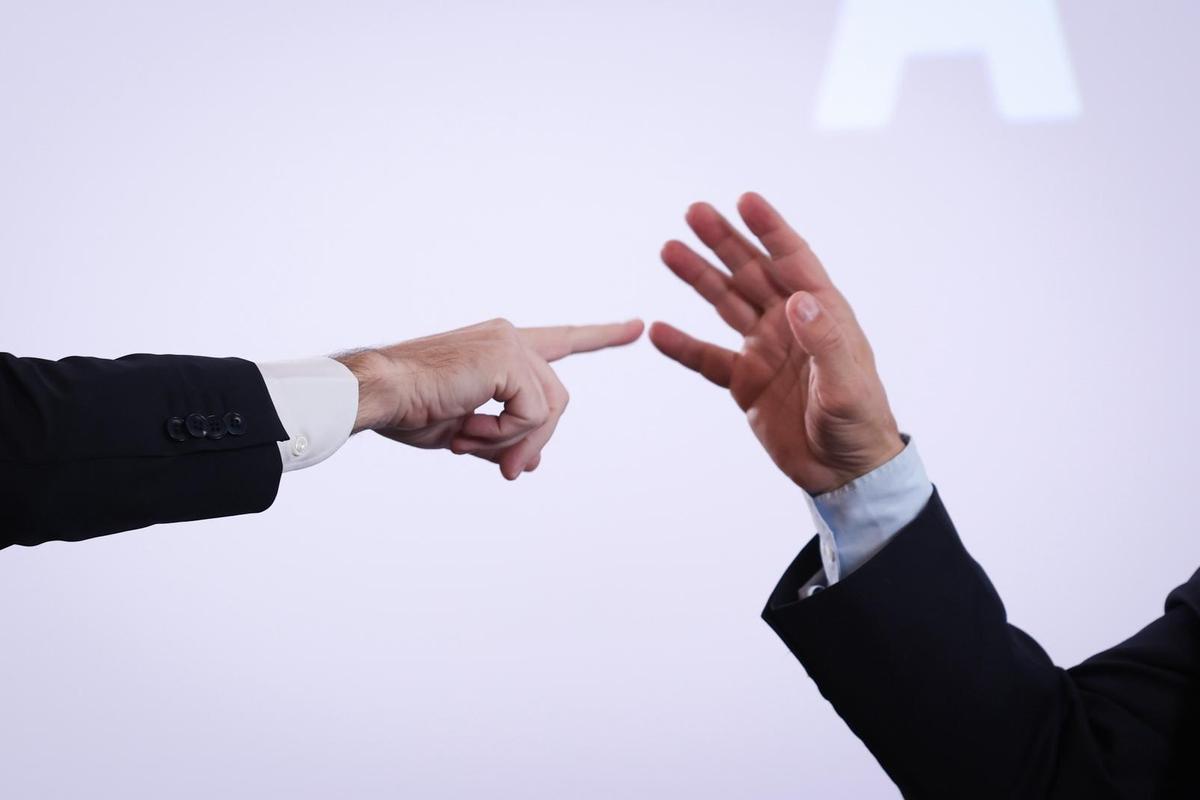 Ún momento del debate electoral: Víctor Font (izquierda) señala a Joan Laporta