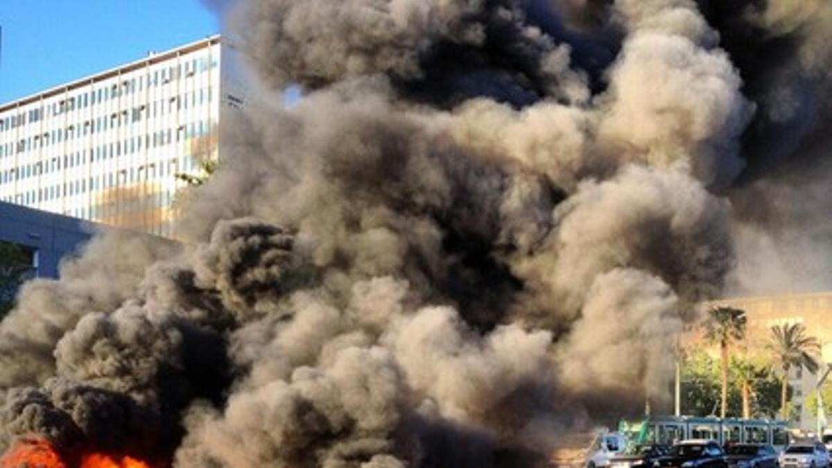 Neumáticos incendiados a la altura de la Facultat de Física i Química, en la avenida Diagonal de Barcelona.