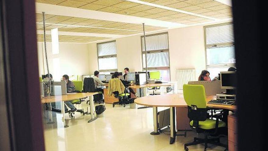 Trabajadores en las instalaciones del Centro de Innovación de la Universidad, en el campus de Mieres.