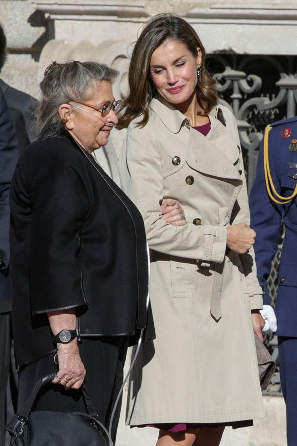 Letizia Ortiz con trench de Burberry y tacones de Magrit