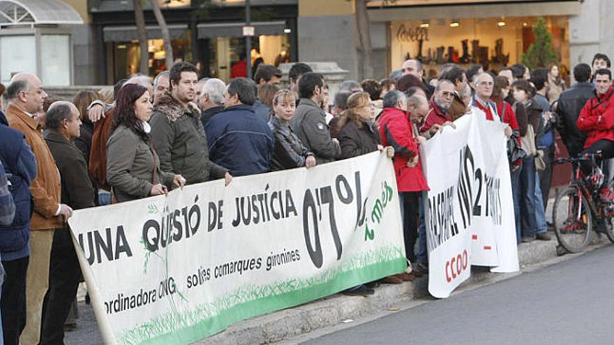 Els manifestants amb pancartes es van concentrar a la plaça Catalunya de Girona