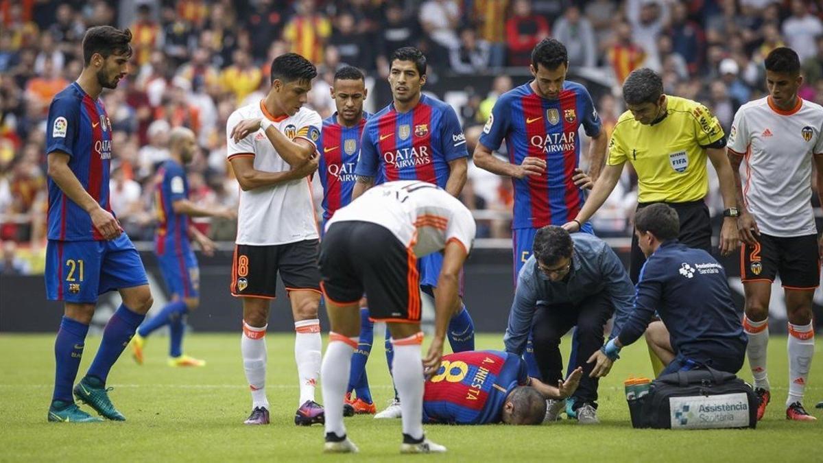 Iniesta se duele en el suelo tras recibir la entrada de Enzo Pérez.