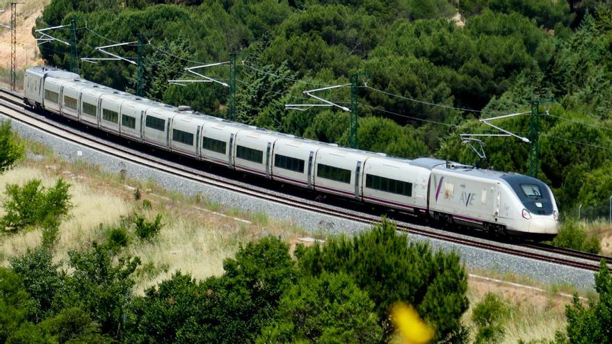 Suspendida la circulación de trenes AVE y AVANT entre Madrid y Valladolid por un incendio en la infraestructura