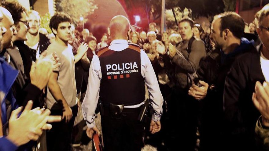 La juez Lamela ordena a los Mossos identificar a los agentes del 1-O