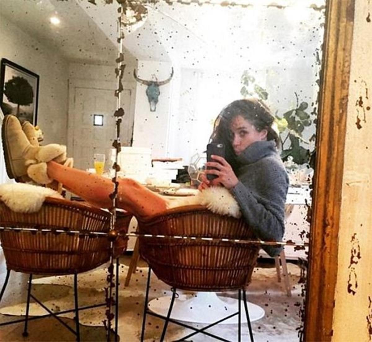 Selfie contra un espejo de Meghan Markle de su cuenta borrada de Instagram