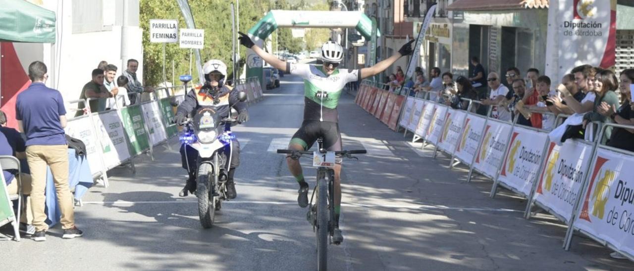 Ismael Aguilera entra victorioso en la meta de Priego.