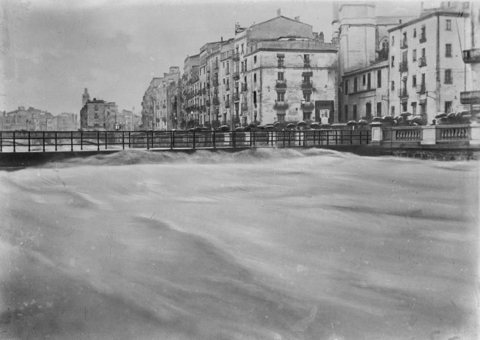 Girona ha estat històricament una ciutat castigada per les inundacions. N'és el principal responsable la seva complexitat hidrogràfica: la riquesa que proporcionen els quatre rius i les diverses rieres que travessen la ciutat en són també la principal amenaça. A això cal afegir l'intens creixement urbanístic de la ciutat cap al pla, que va ampliar les zones inundables. Al llarg dels segles els gironins han viscut resignats davant aquesta situació, traslladant-se a les zones més altes dels edificis i de la ciutat quan les aigües omplien els carrers i adoptant diferents mesures de defensa per protegir-se davant el risc d'aiguats.