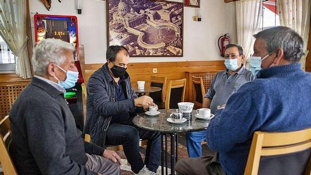 Vecinos de Cea, ayer en el bar Vaticano, en el último día antes de la restricción de reuniones.