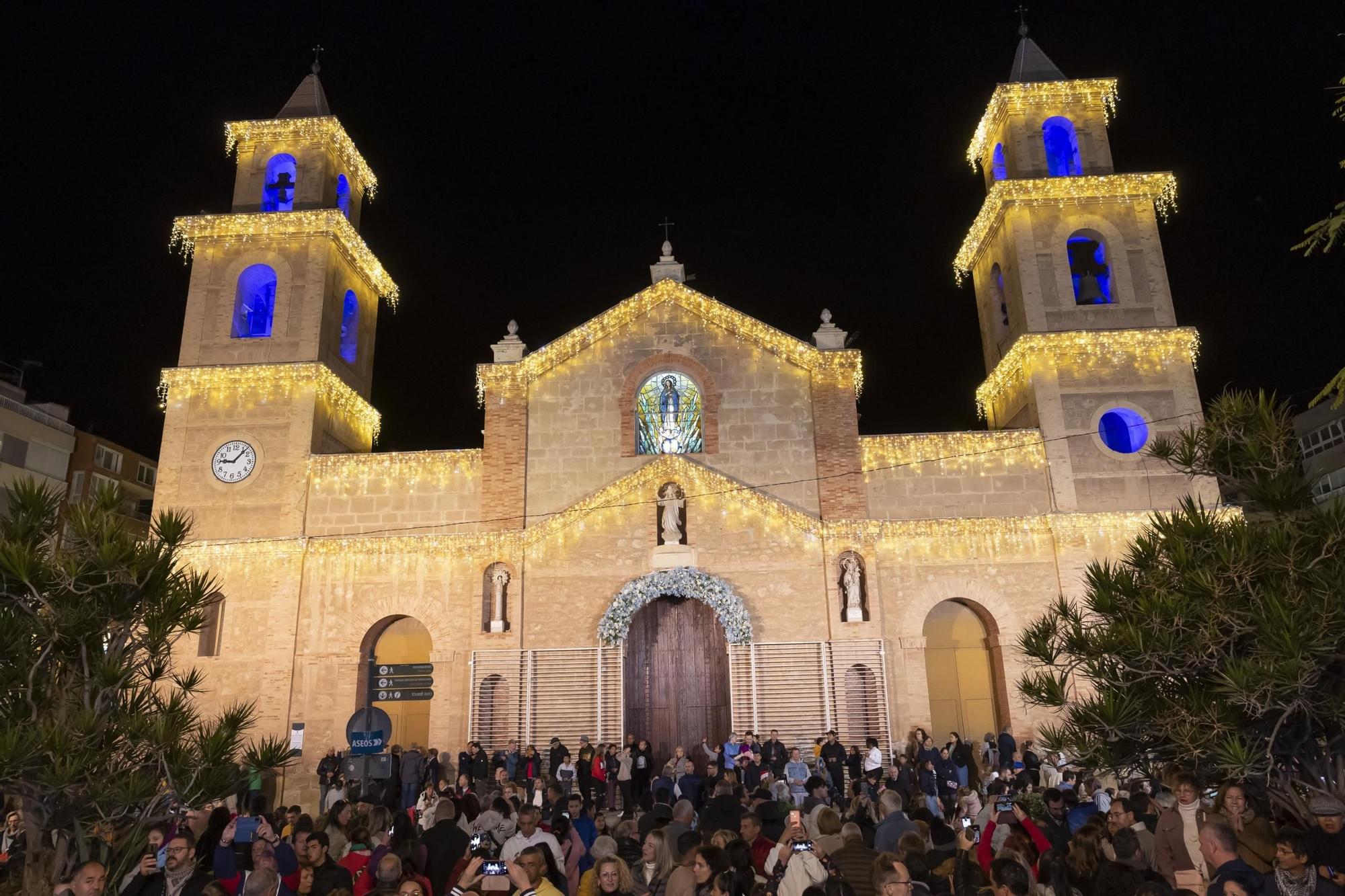 Fiesta multitudinaria de encendido de la iluminación de fiestas patronales y Navidad en Torrevieja