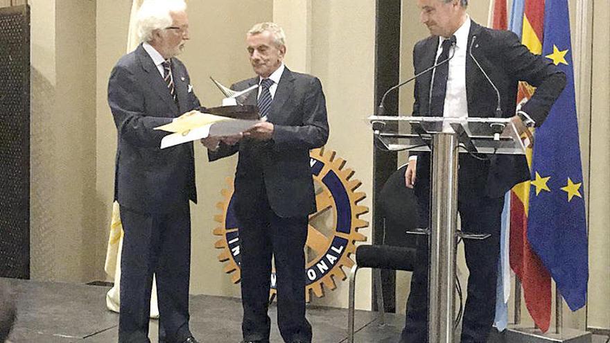 El presidente de Conxemar, José Luis Freire, recoge el premio de manos de Rafael Legerén ante la mirada de Alberto Rocha.