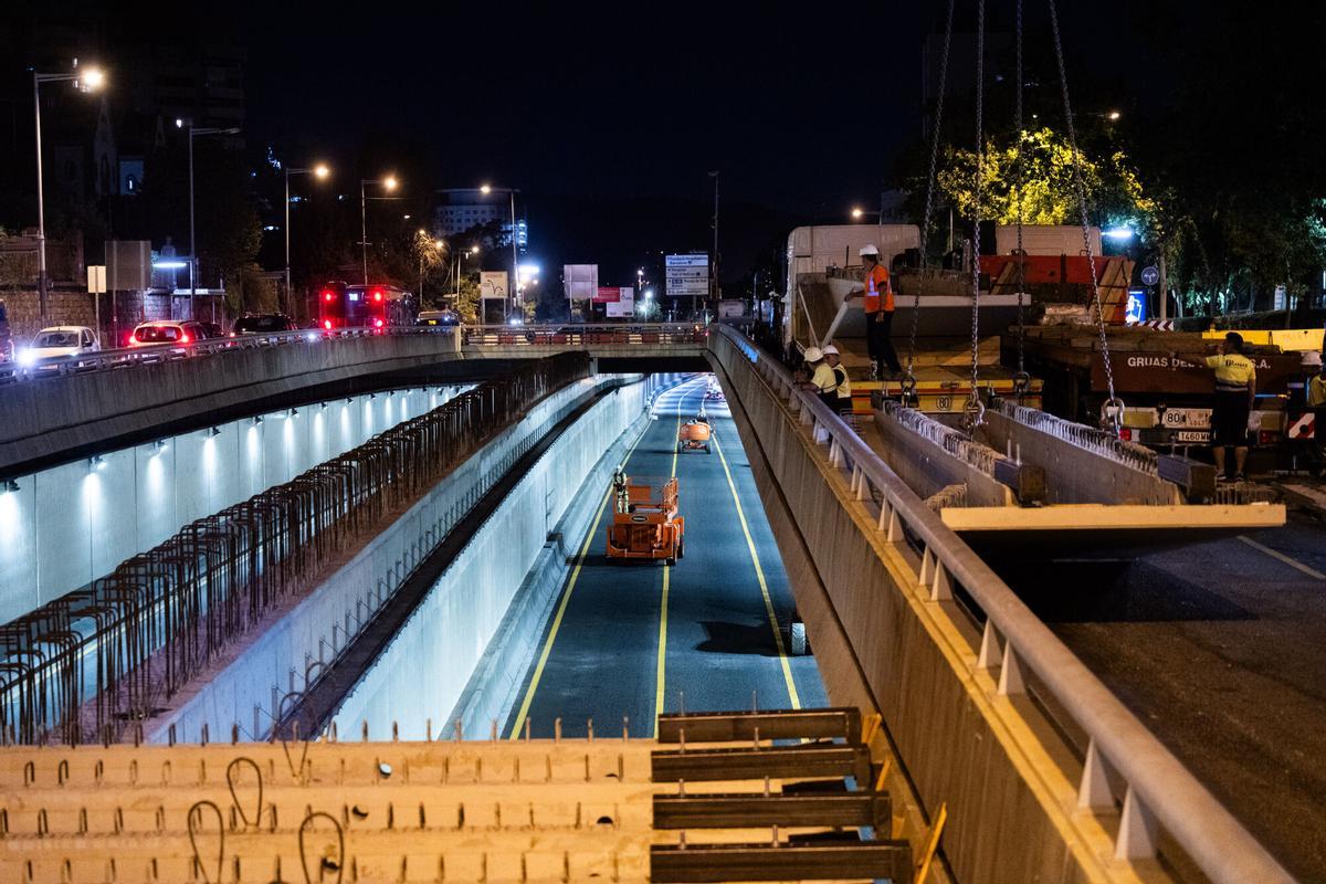 La Guardia Urbana cortará el tránsito en los dos sentidos cuatro noches por semana entre las salidas 5 y 6, mientras una enorme grúa instala 56 prelosas