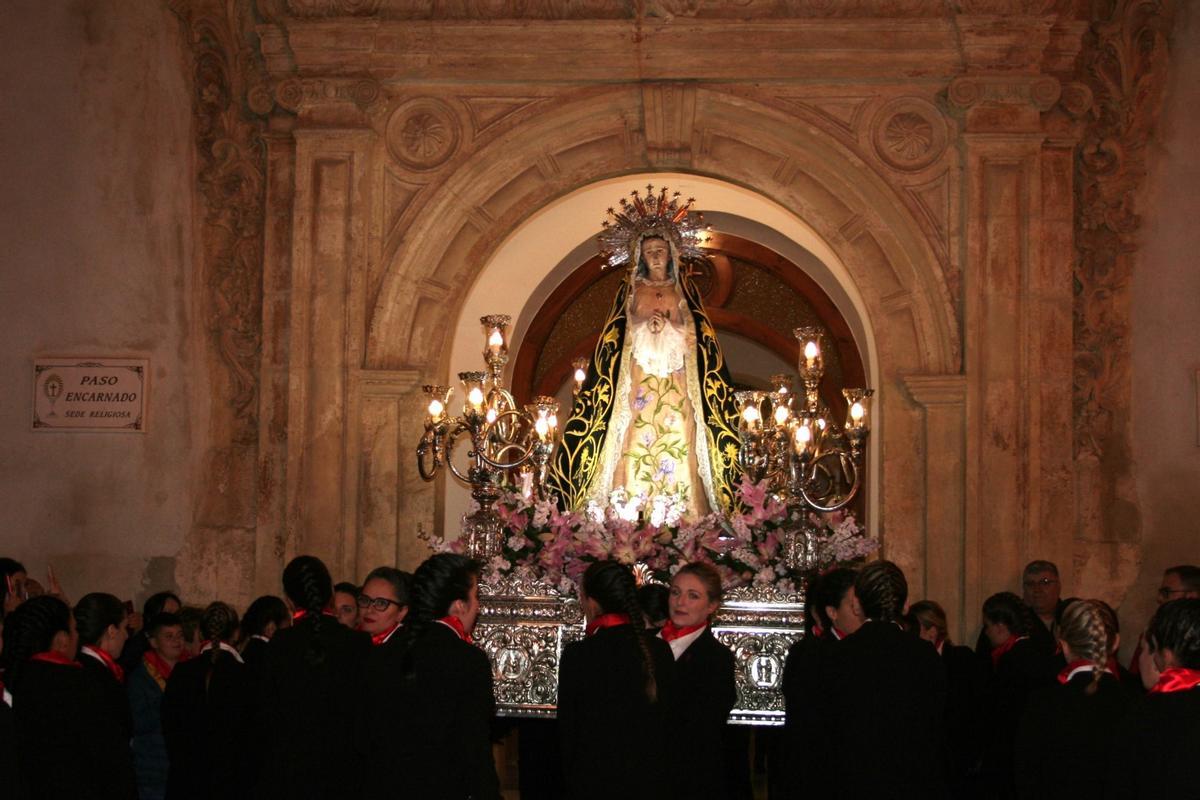 La Virgen de la Soledad tras cruzar el umbral de su sede religiosa portada por sus costaleras.