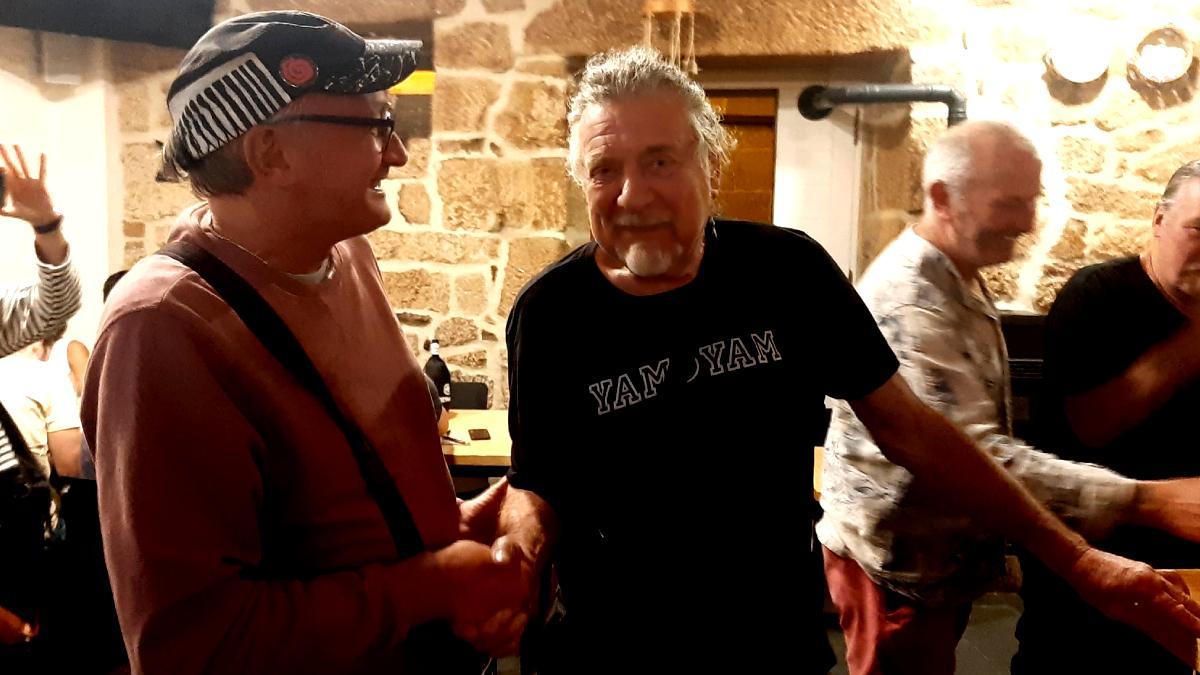 Robert Plant, en el bar Bule Bule, de Allariz (Orense), el pasado viernes, conversando con un admirador, José Miguel Fernández Quintas.
