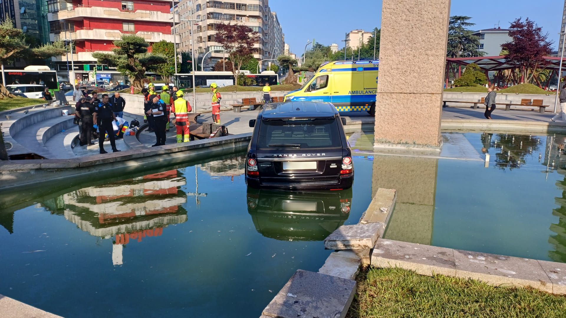 Un coche acaba en la fuente de Plaza América en Vigo tras sufrir el conductor una indisposición