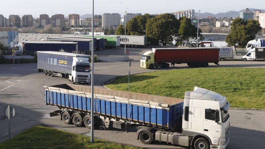 Camiones estacionados y en marcha cerca del acceso al polígono de Balaídos. |   // R. GROBAS